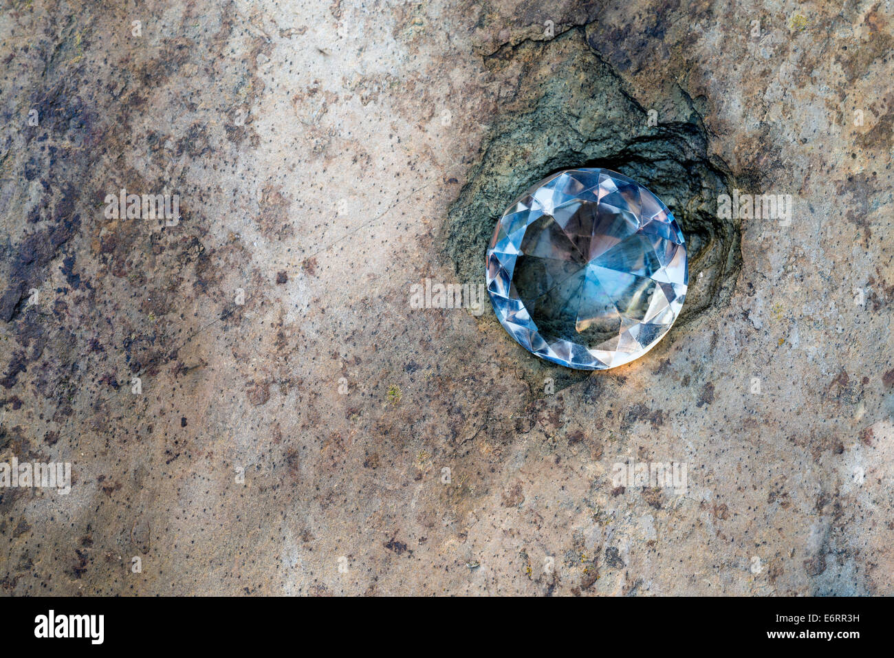 Verre en forme de diamant sur un rocher Banque D'Images