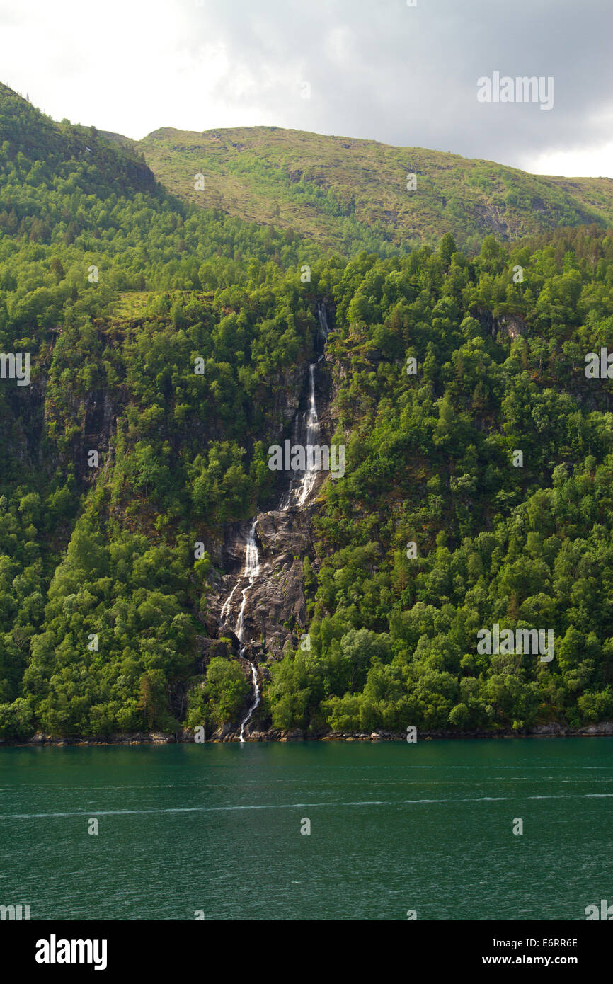 Du nord des Cascades fjords norvégiens. Banque D'Images