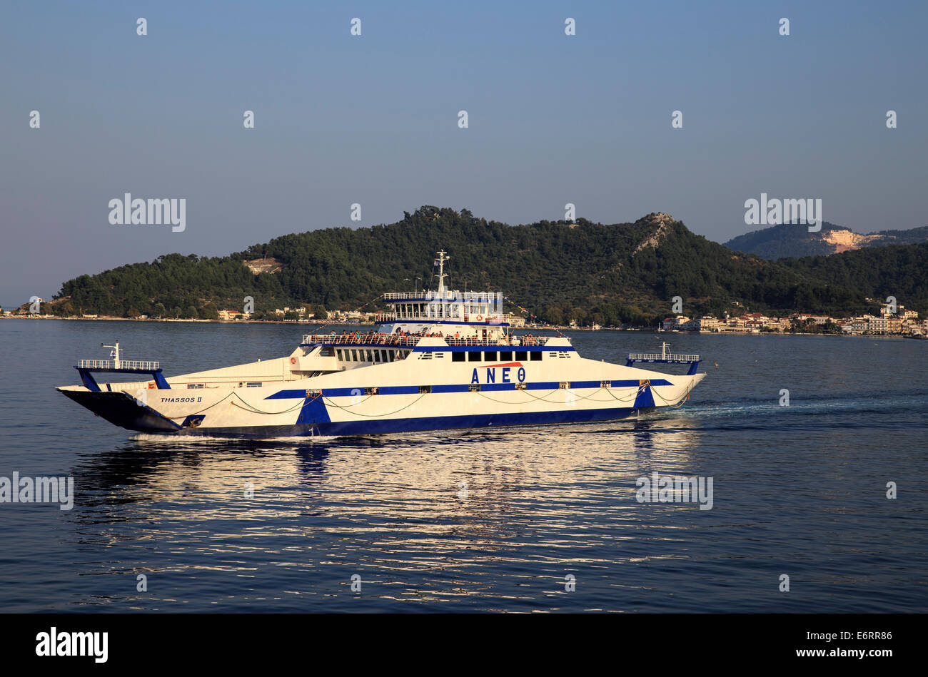 Passagers à bord du traversier de l'Thassos II avec ANEK LINES Thassos Island dans l'arrière-plan. Banque D'Images