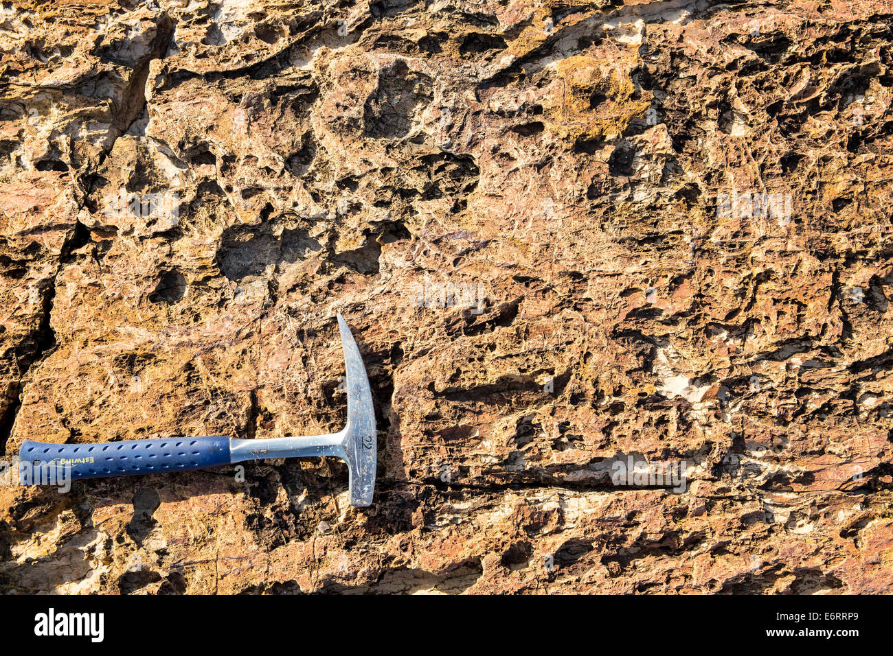 Marteau de géologue sur corrodés en à la surface de charriage Toumba sur Thassos Banque D'Images