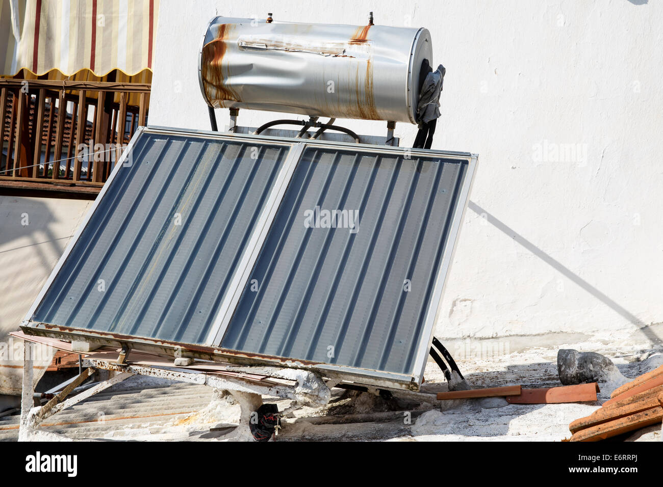 Beat-up panneau solaire pour le chauffage de l'eau Banque D'Images