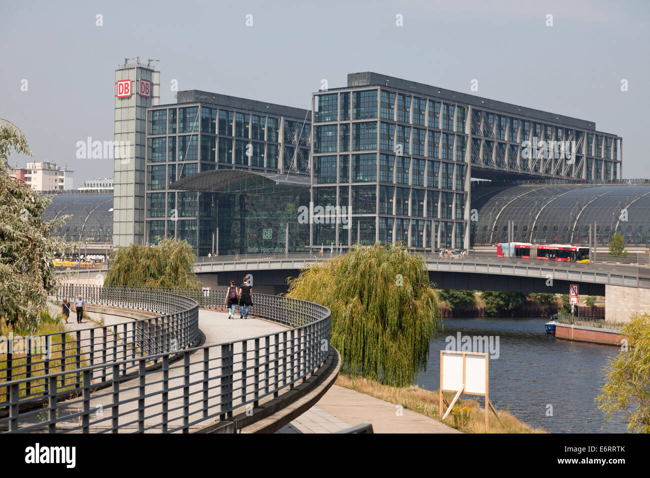 Nouvelle gare principale Hauptbahnhof et de la Spree à Berlin, Germany, Europe Banque D'Images