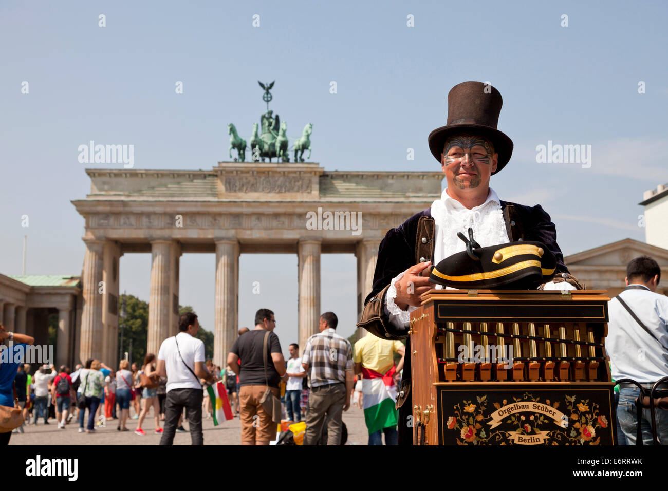 Orgue de Barbarie et d'orgue avec top hat en face de la porte de Brandebourg à Berlin, Germany, Europe Banque D'Images
