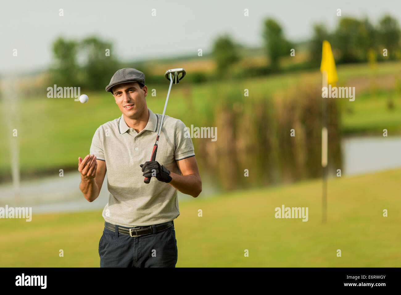 Young man playing golf Banque D'Images