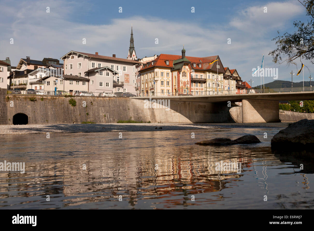 Cityscape Bad Tölz avec l'Eglise de l'assomption de Marie / Mariä Himmelfahrt et la rivière Isar, Bavaria, Germany, Europe Banque D'Images