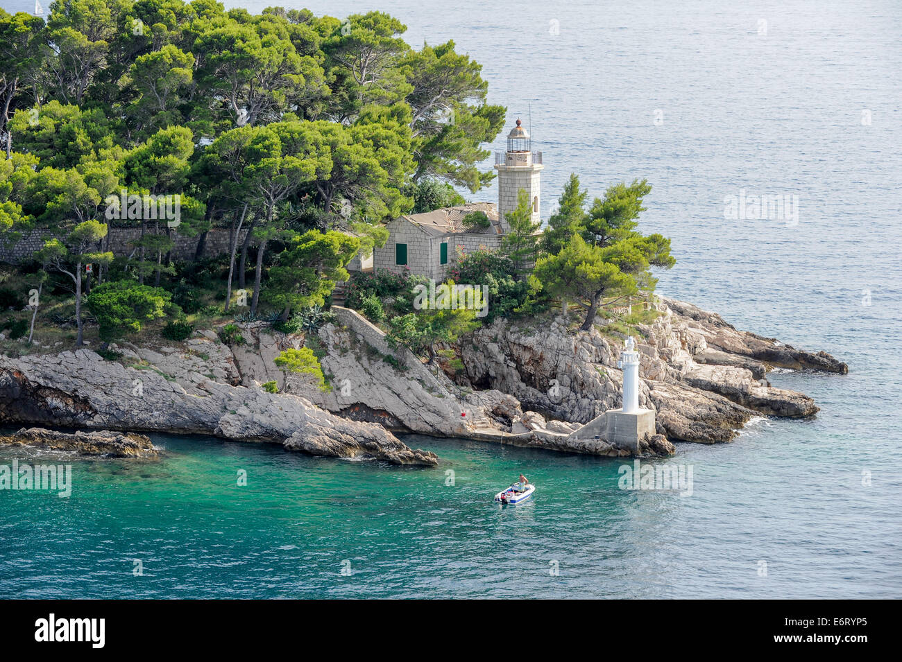 Petit phare sur l'une des nombreuses îles situées à l'entrée du port de Dubrovnik en Croatie. Banque D'Images