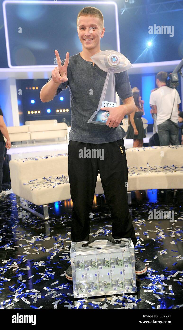 Cologne, Allemagne. 29 août, 2014. Le gagnant du Big Brother celebrity edition, Aaron Troschke, sourit et pose d'après le dernier show, diffusé sur une station de télévision commerciale allemande Sat.1 à Cologne, Allemagne, 29 août 2014. Photo : Henning Kaiser/dpa/Alamy Live News Banque D'Images