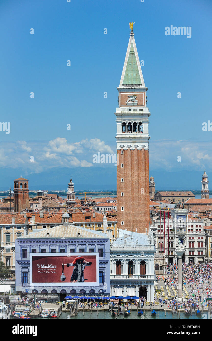 Chambre design de mode Max Mara annonce dans la place St Marc Venise, avec la tour du campanile. Banque D'Images