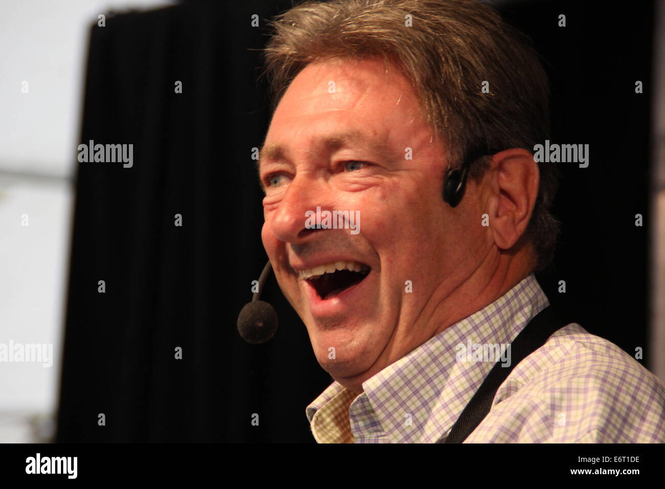 Alan Titchmarsh radiodiffuseur sur scène à Chatsworth Country Fair, Peak District, Derbyshire, Angleterre, RU Banque D'Images