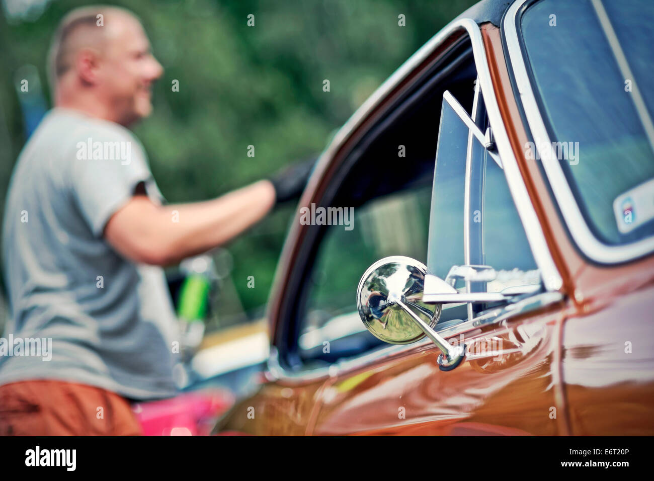 Côté brillant miroir d'une vieille voiture Banque D'Images