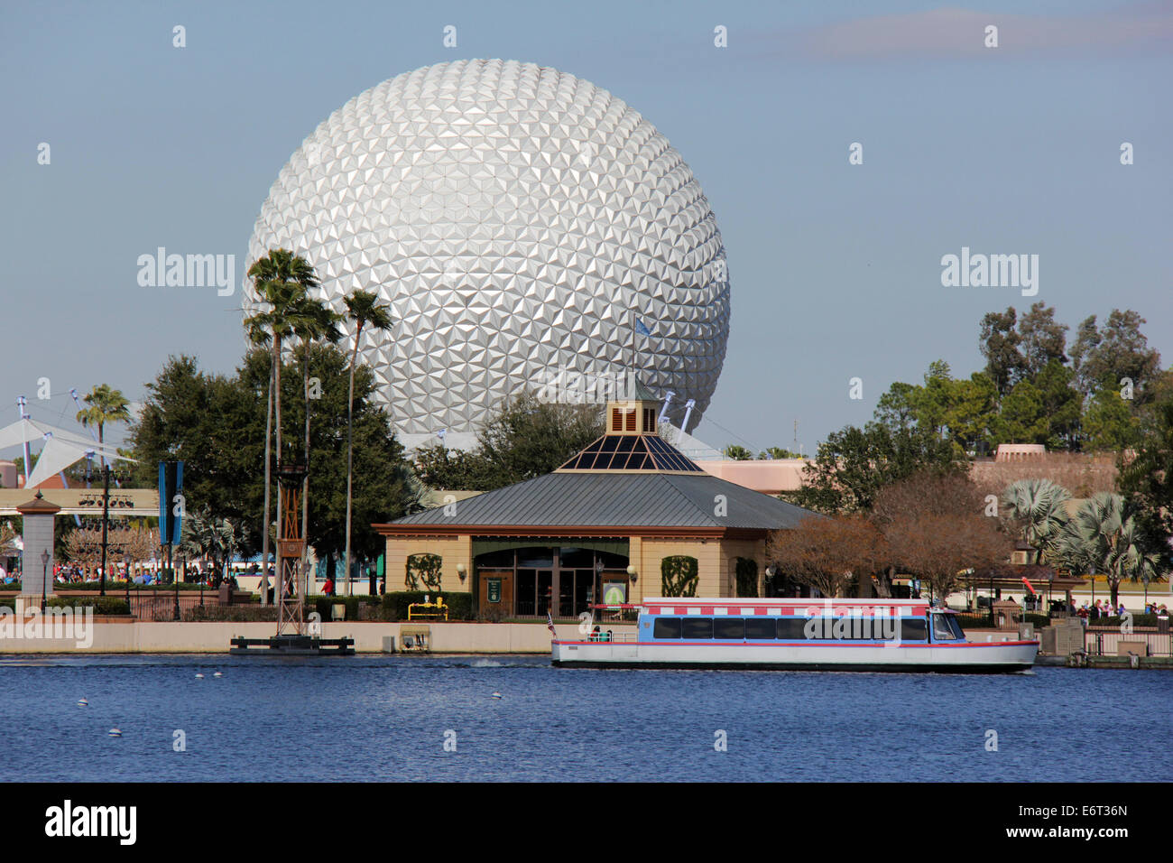 Les personnes qui visitent le Centre Epcot à Walt Disney World parcs d'attraction dans la région de Lake Buena Vista, en Floride. Banque D'Images