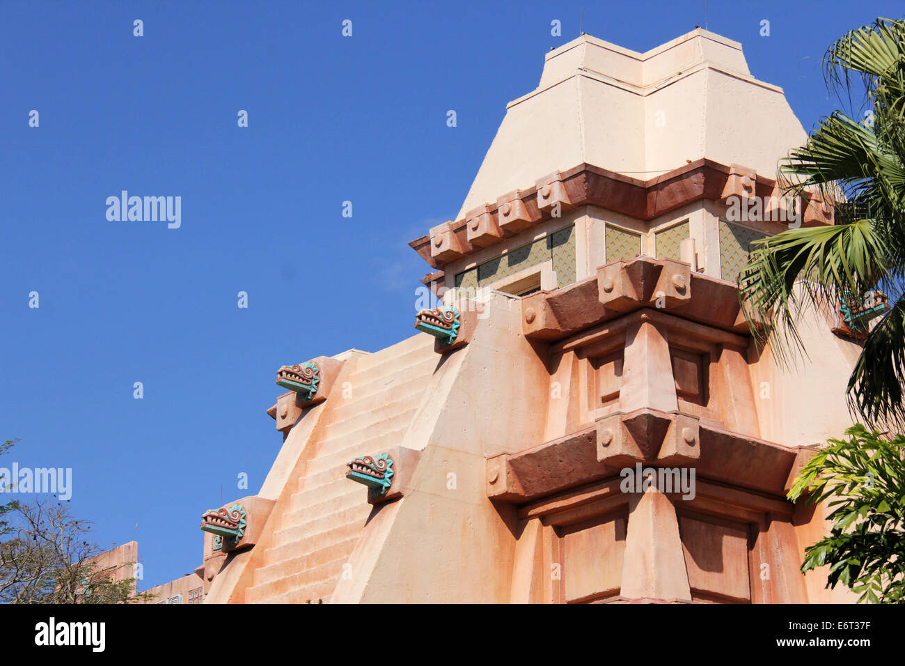 Pyramide aztèque au pavillon mexicain d'Epcot Center, Walt Disney World Showcase. Banque D'Images