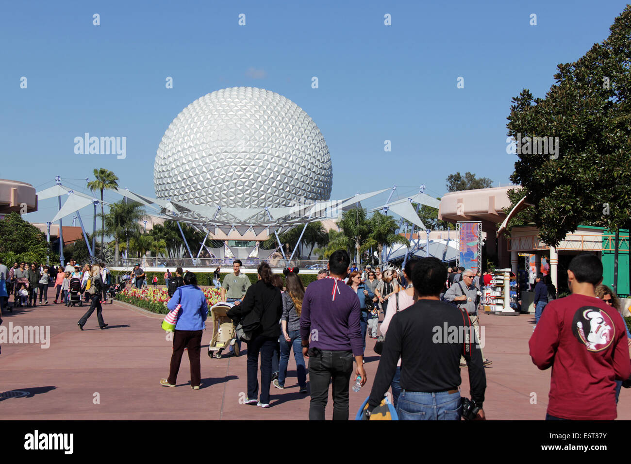 Les personnes qui visitent le Centre Epcot à Walt Disney World parcs d'attraction dans la région de Lake Buena Vista, en Floride. Banque D'Images