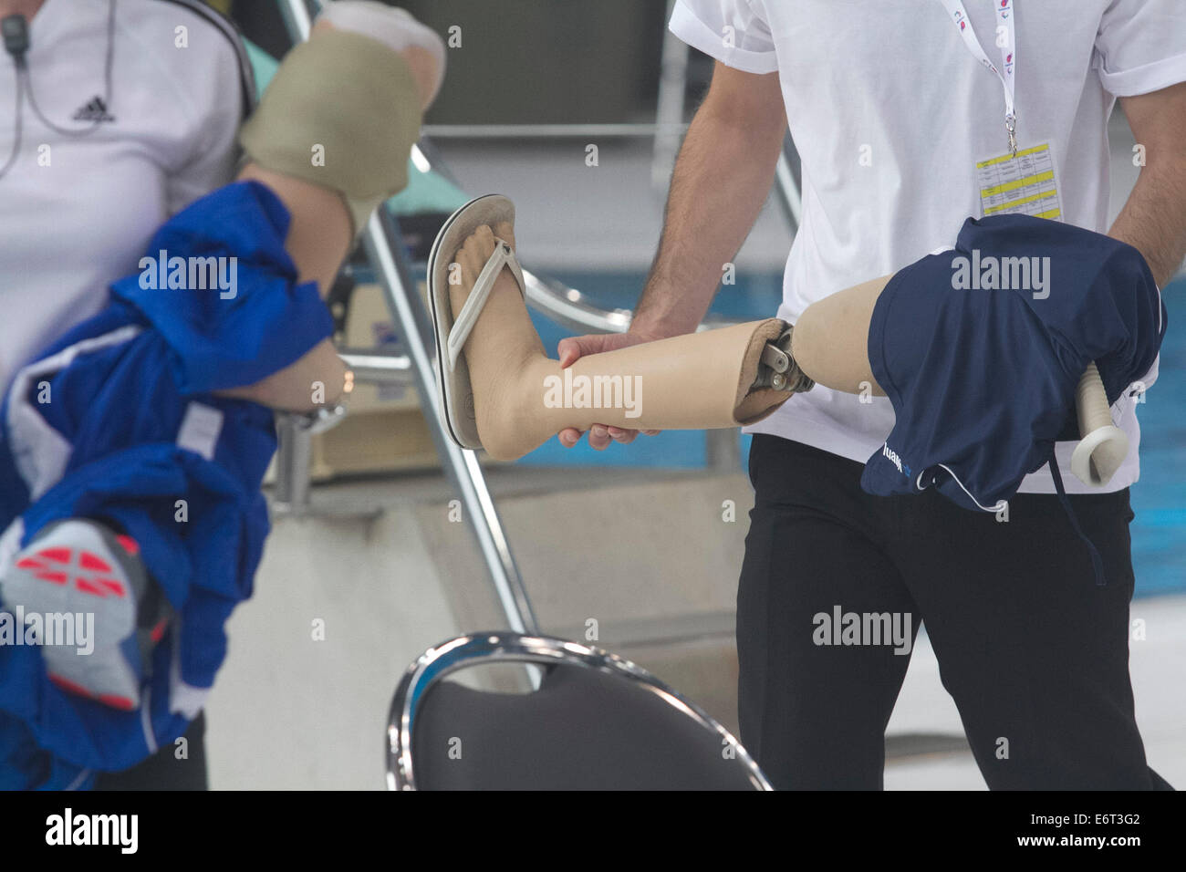 Stratford London, UK. 30 août 2014. Un bénévole porte une prothèse comme athlètes paralympiques médaillés dont GO concurrence au Centre aquatique emblématique du parc olympique à Stratford pour concourir pour la première fois depuis les Jeux Paralympiques de Londres 2012. Credit : amer ghazzal/Alamy Live News Banque D'Images
