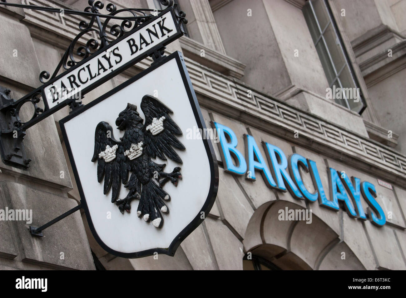 L'ancienne et la nouvelle enseigne Barclays Bank sont affichées sur une succursale de Londres, au Royaume-Uni Banque D'Images