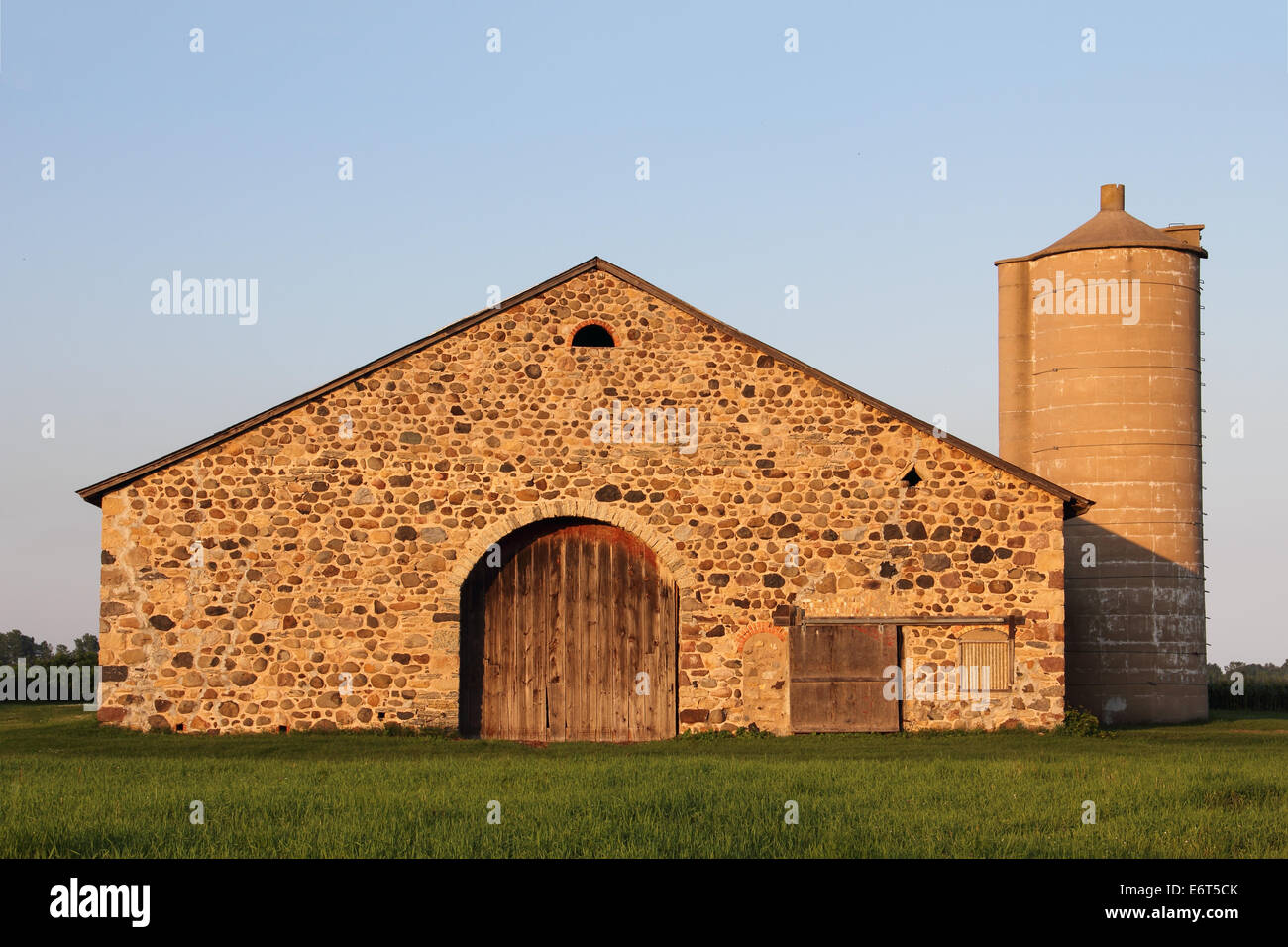 Ancienne grange en pierre dans la lumière du soleil chaude. Savoir-faire du vieux monde. Banque D'Images