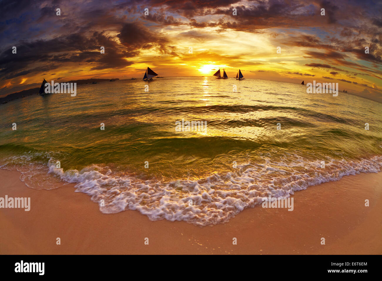 Plage au coucher du soleil tropical, l'île de Boracay, Philippines, fisheye shot Banque D'Images