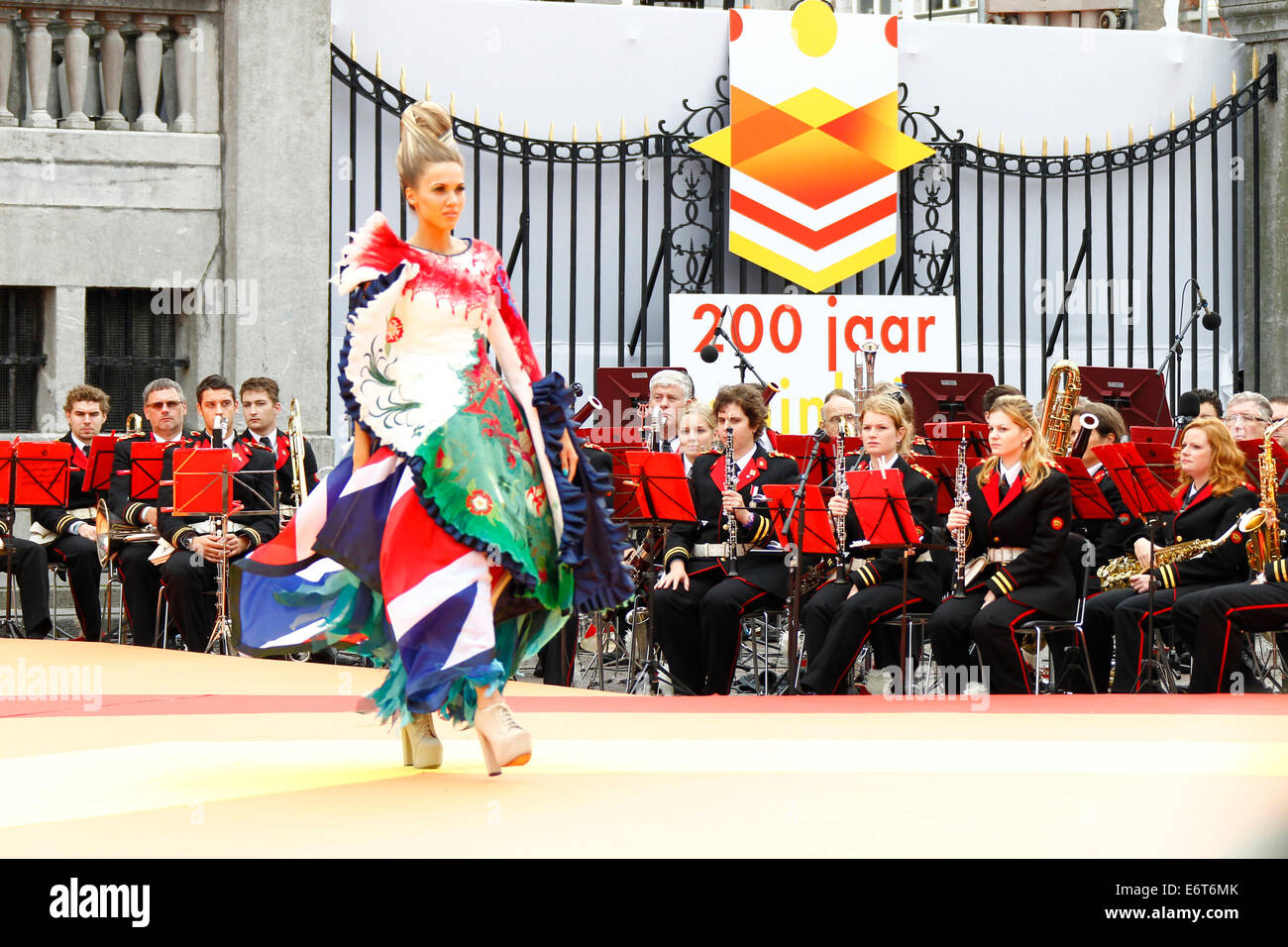 Maastricht, Pays-Bas. 30e Août, 2014. Un modèle assiste au spectacle fashiong 'Hello, World' pour célébrer les 200 ans du royaume des Pays-Bas à Maastricht le 30 août 2014. Source : Xinhua/Alamy Live News Banque D'Images