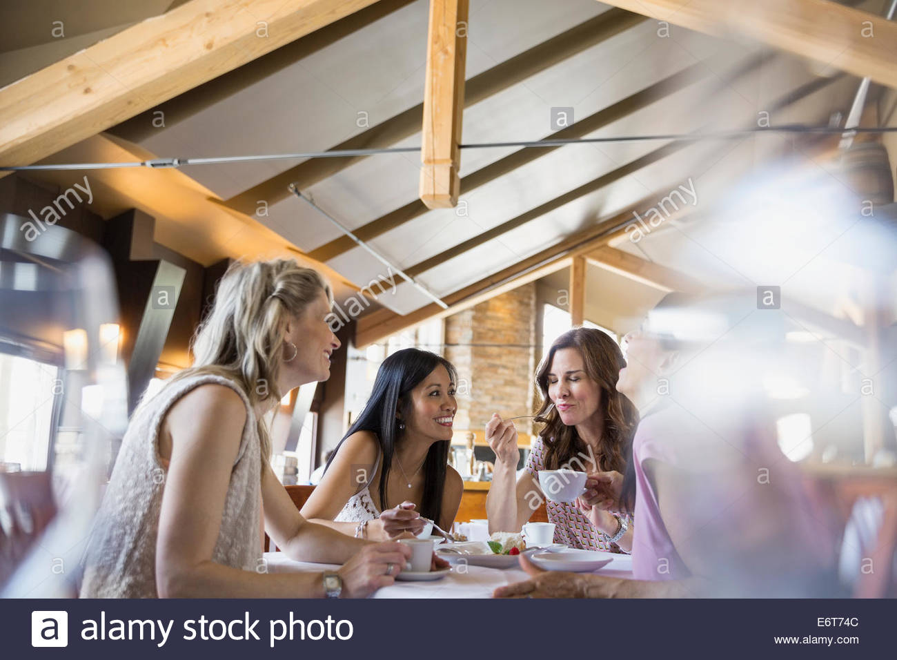 Les femmes mangent ensemble au restaurant Banque D'Images