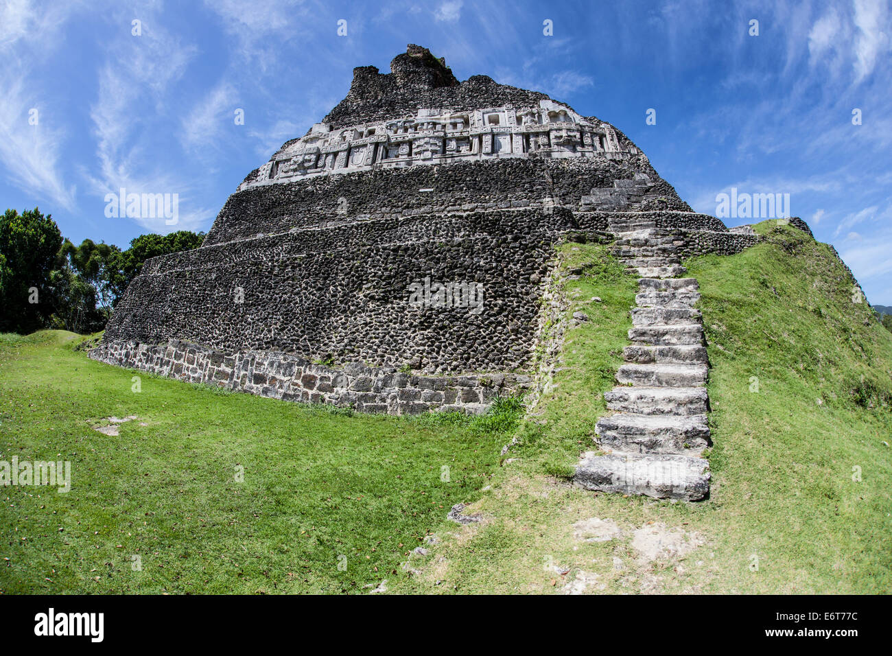 El Castillo Pyramide de Xunantunich, des Caraïbes, le Belize Banque D'Images