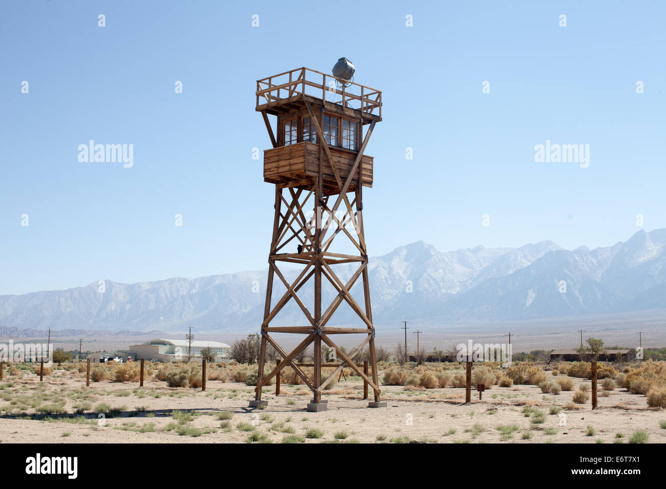 Vue générale de l'entrée et tour de garde à Manzanar War Relocation Center. Banque D'Images