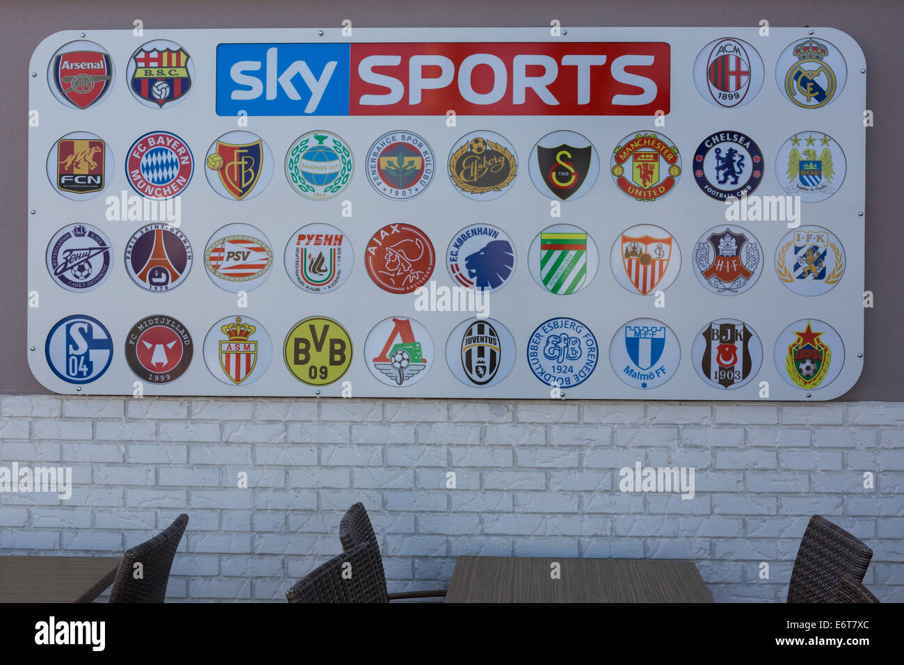 Un conseil extérieur d'un bar affiche les emblèmes d'équipes de football de la Ligue des Champions sous le ciel logo Sport Banque D'Images