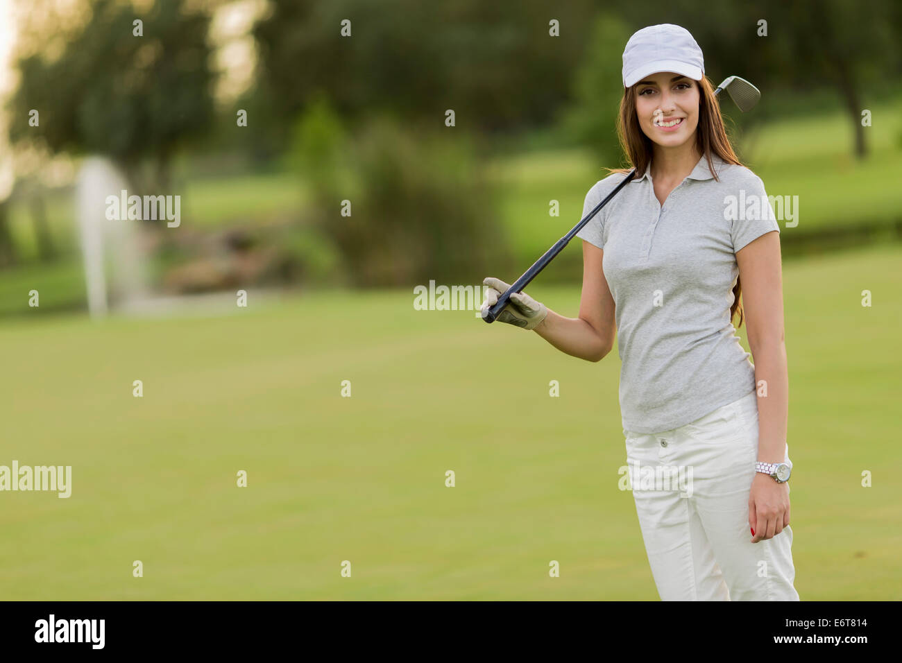 Young woman playing golf Banque D'Images
