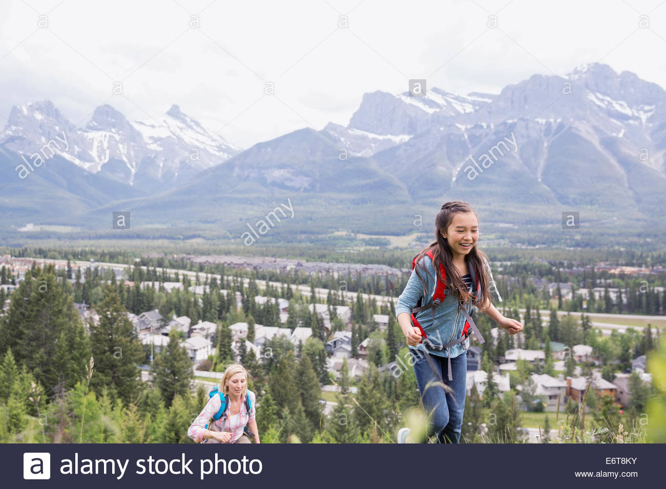 Mère et fille randonnées on rural hillside Banque D'Images