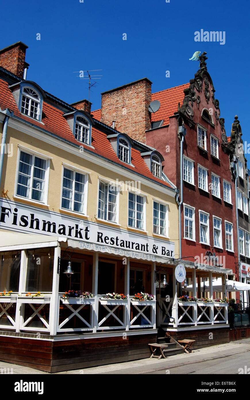 GDANSK, POLOGNE : 17-18 septembre siècle bâtiments baroque gables bordée de cafés et restaurants sur le Fishmarkt Banque D'Images