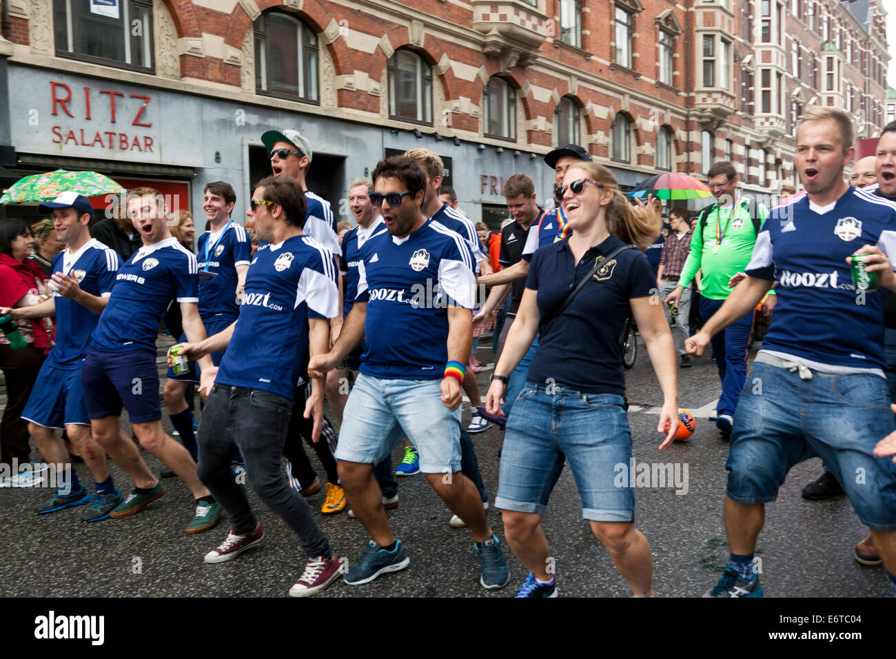 Copenhague, Danemark. 30e Août, 2014. La Semaine de la fierté 2014 Copenhague conclut c'est long 4 jours événement avec un 3 heure et fierté spectaculaire parade dans les centre-ville de Copenhague. Plus de 20,000 personnes ont participé à la parade qui a été accueilli par une centaine de milliers de spectateurs le long de la route, les organisateurs des dépenses. Sur la photo d'un groupe de participants d'un club de football local pour homoseksuals effectue une sorte de "danse-combat-tribal" - qui est suivie par quelques très fort la guerre crys. Ils semble avoir un grand temps. Credit : OJPHOTOS/Alamy Live News Banque D'Images