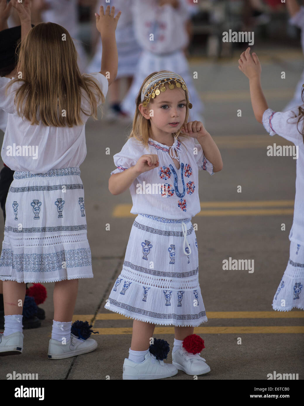 L'Ohio, États-Unis. 30e Août, 2014. Un petit agneau exécute une danse traditionnelle grecque au cours de la 2014 Columbus Festival Grec. Credit : Brent Clark/Alamy Live News Banque D'Images