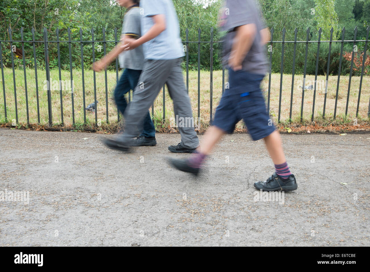 La capture de mouvements des peuples et les pieds comme ils passent par dans un parc de Londres Banque D'Images