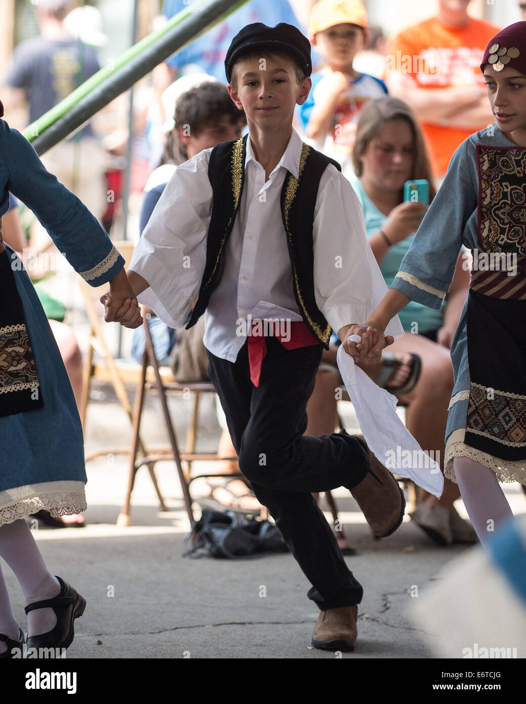 L'Ohio, États-Unis. 30e Août, 2014. Le Jr. de danseurs effectuer une danse traditionnelle grecque au cours de la 2014 Columbus Festival Grec. Credit : Brent Clark/Alamy Live News Banque D'Images