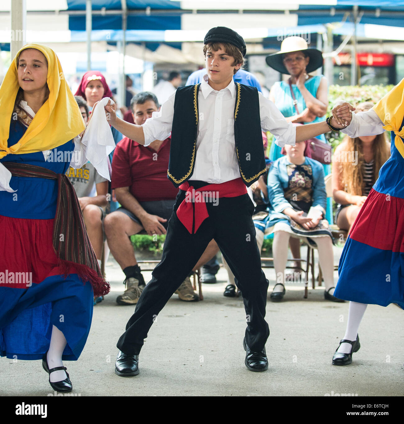 L'Ohio, États-Unis. 30e Août, 2014. Le Jr. de danseurs effectuer une danse traditionnelle grecque au cours de la 2014 Columbus Festival Grec. Credit : Brent Clark/Alamy Live News Banque D'Images