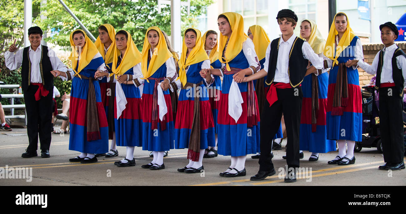 L'Ohio, États-Unis. 30e Août, 2014. Le Jr. de danseurs effectuer une danse traditionnelle grecque au cours de la 2014 Columbus Festival Grec. Credit : Brent Clark/Alamy Live News Banque D'Images