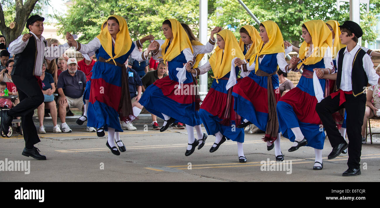 L'Ohio, États-Unis. 30e Août, 2014. Le Jr. de danseurs effectuer une danse traditionnelle grecque au cours de la 2014 Columbus Festival Grec. Credit : Brent Clark/Alamy Live News Banque D'Images