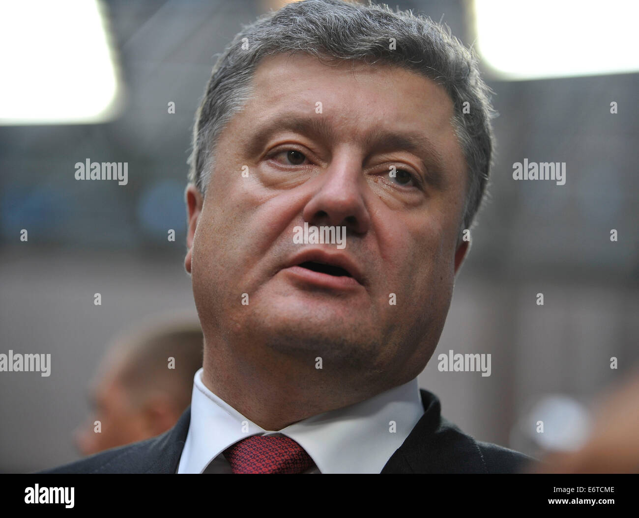 Bruxelles, Belgique. 30e Août, 2014. Le Président ukrainien Porochenko quitte le siège du Conseil européen après avoir adressé un'Union européenne(UE) sommet extraordinaire à Bruxelles, Belgique, 30 août 2014. Le Président ukrainien Porochenko a déclaré samedi son nouveau projet de fédération de sanctions ont été prises en charge par la majorité des États membres de l'Union européenne. Credit : Ye Pingfan/Xinhua/Alamy Live News Banque D'Images