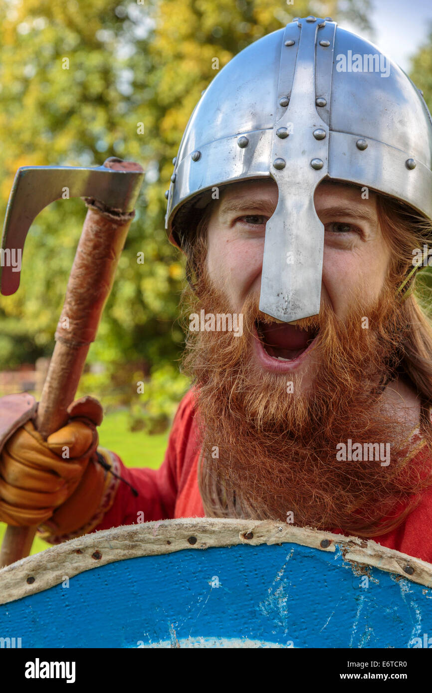 Re-enactment acteur et amateur de Viking jouant le rôle d'un guerrier viking à une bataille re-enactment, Largs, Viking festival, Banque D'Images