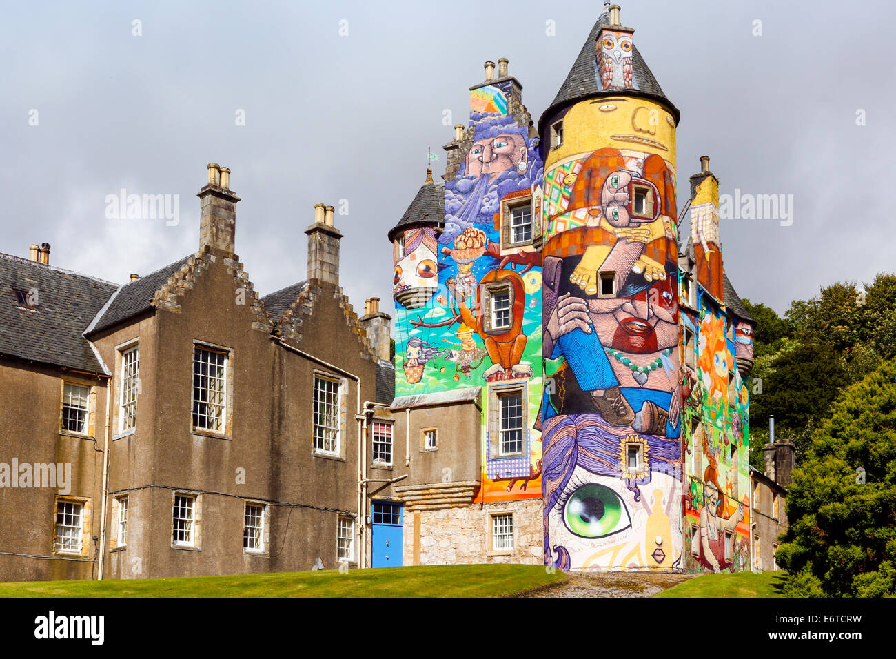 Château de Kelburn près de Fairlie, Largs, Ayrshire, Ecosse, un château historique du xvie siècle restauré, peint avec des graffitis colorés Banque D'Images