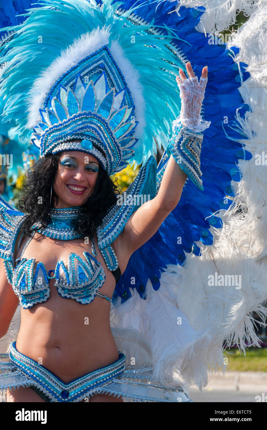 Nice, France, Caraïbes Portrait Femme en costumes colorés, la danse de rue, défilé de carnaval traditionnel pendant Banque D'Images