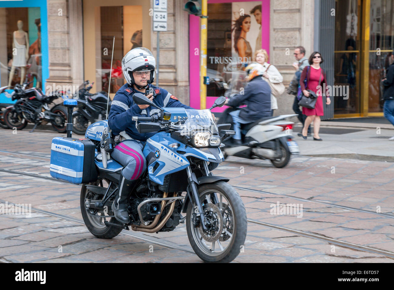 Polizia italienne policier à moto au téléphone pendant la conduite moto Banque D'Images
