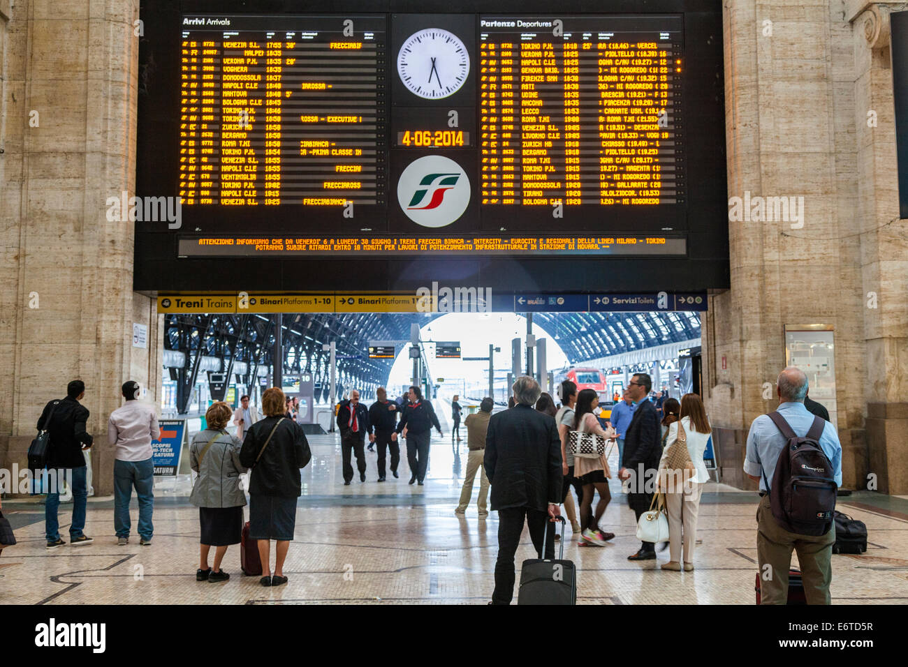 Les départs de train électronique et l'attente des passagers, la gare centrale de Milan, Italie Banque D'Images