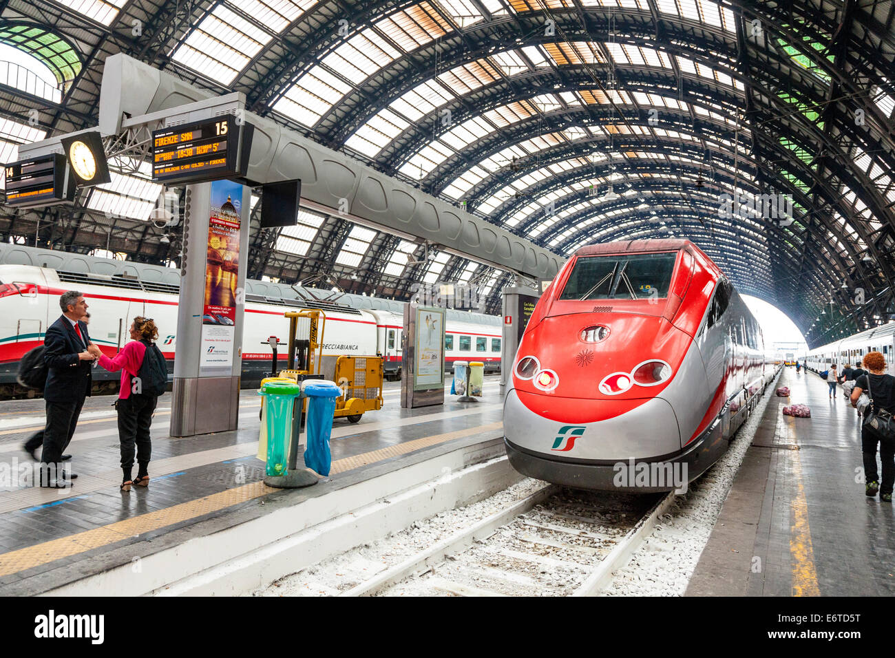 Freccia Rossa train à grande vitesse dans la gare centrale de Milan - Stazione Centrale de Milan - Italie Banque D'Images