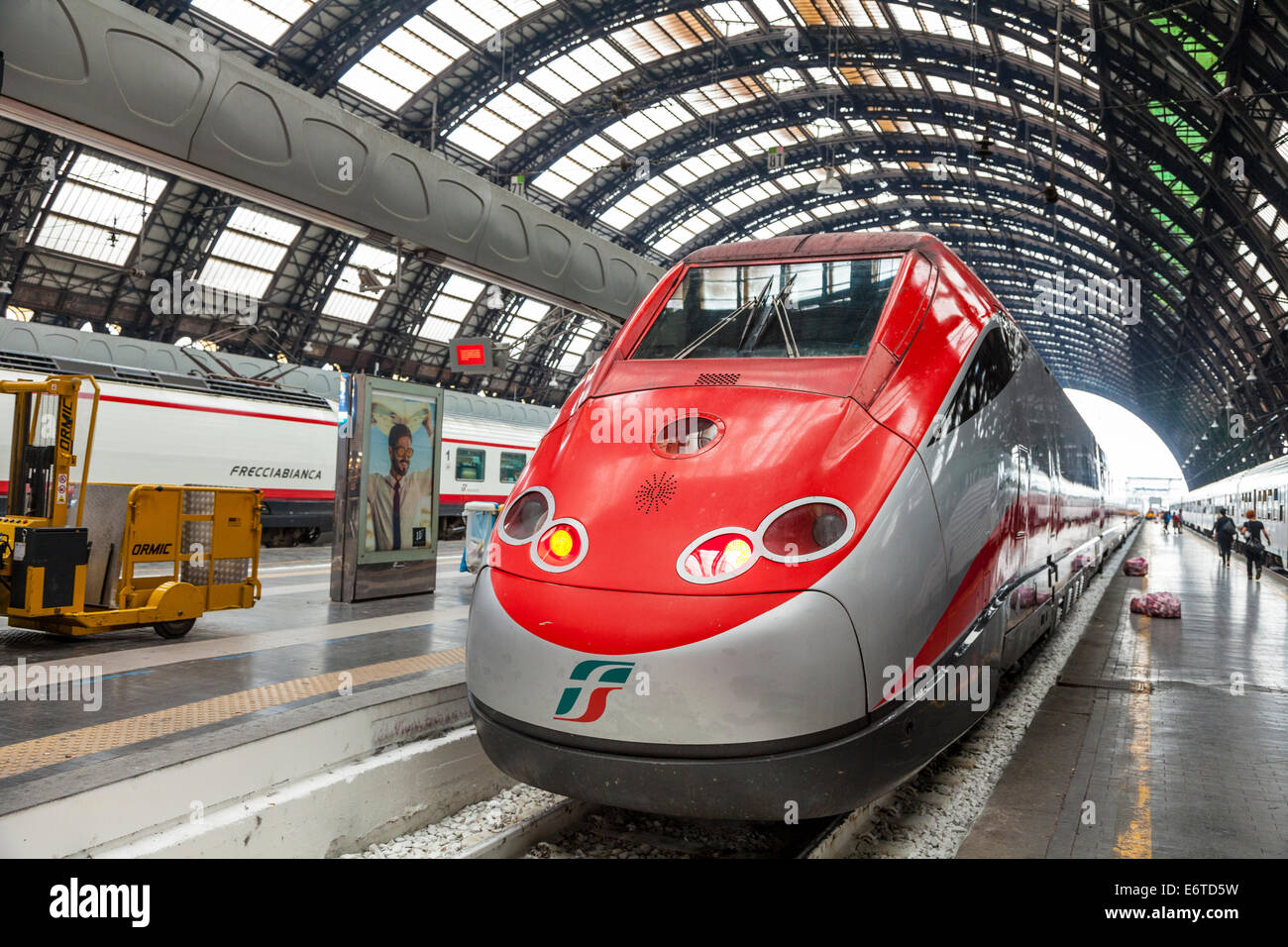 Freccia Rossa train à grande vitesse dans la gare centrale de Milan - Stazione Centrale de Milan - Italie Banque D'Images