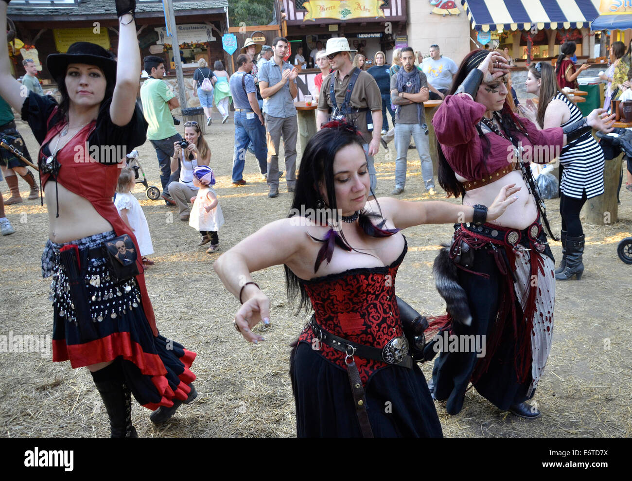 3 femmes à danser à la Renaissance Festival à Crownsville, Maryland Banque D'Images