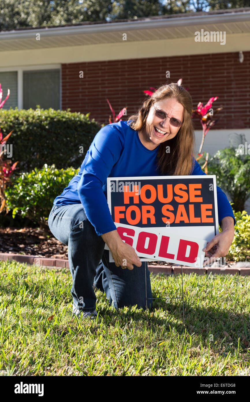 Propriétaire de maison à maturité en vendant ses Suburban House . USA Banque D'Images