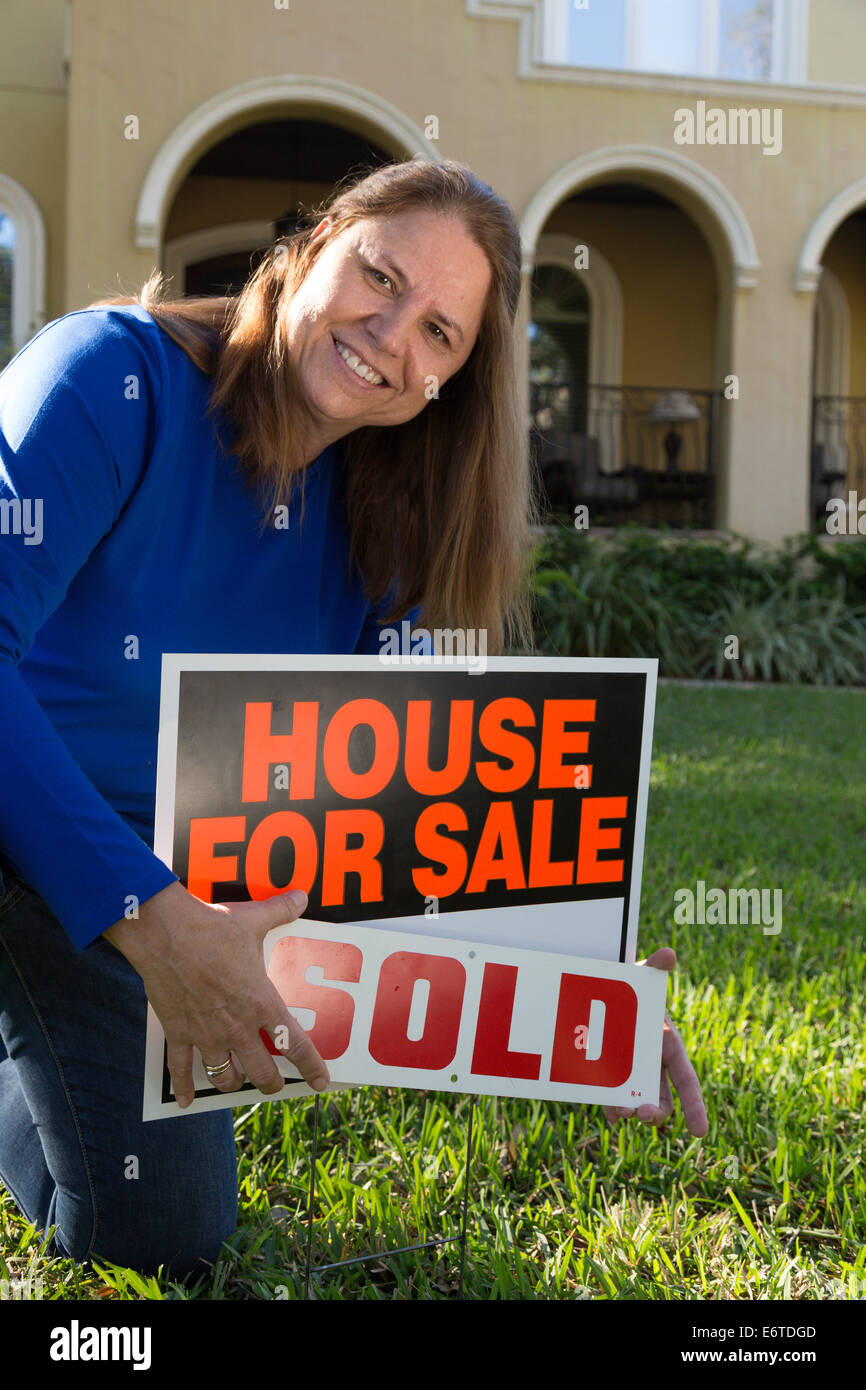 Propriétaire de maison à maturité en vendant ses Suburban House . USA Banque D'Images