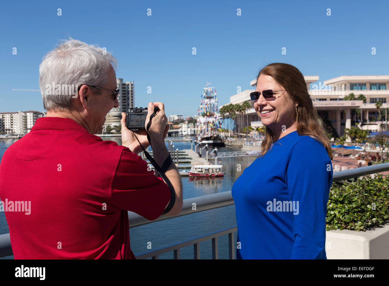 Couple de touristes matures photographier Skyline, Tampa Florida Banque D'Images