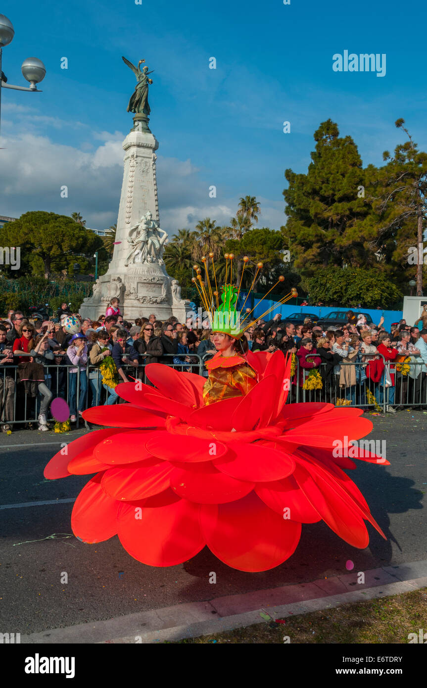 Nice, France, femme en costume, en face de foule sur rue au défilé de carnaval de printemps traditionnel Banque D'Images
