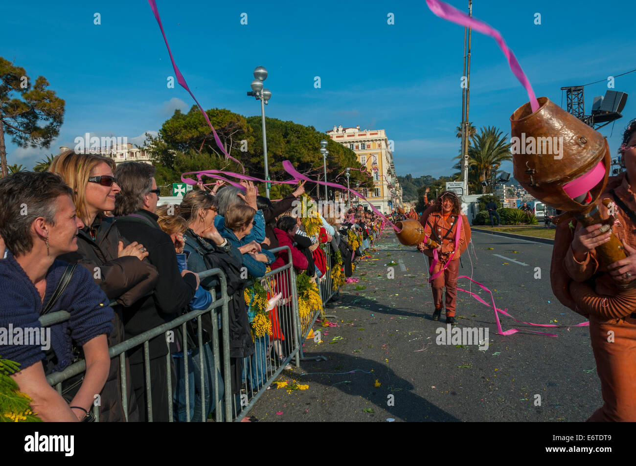 Nice, France, femme en costume, jeter des fleurs en face de foule sur rue au défilé de carnaval de printemps traditionnel Banque D'Images